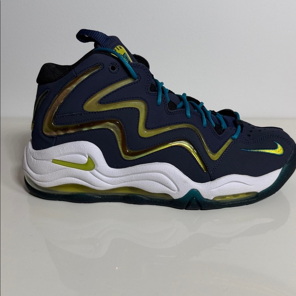 NIKE Air Pippen - US Mens 10 - Picture 3 of 11